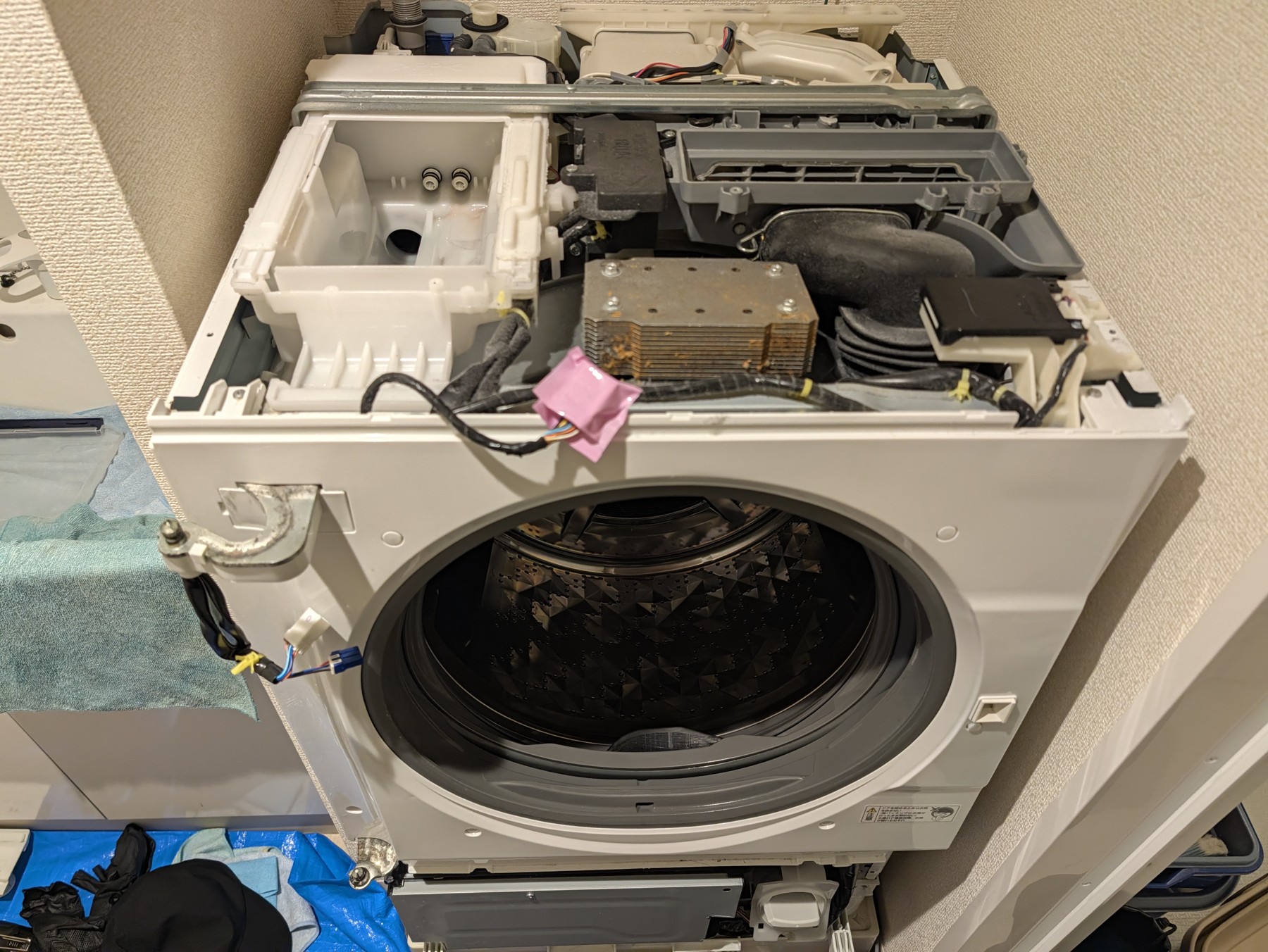 外装を取り外して内部を確認しているNA-VG1500L
