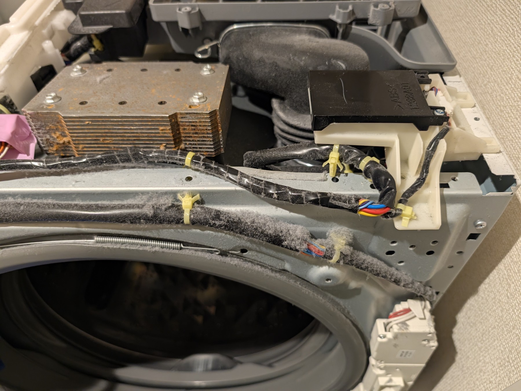NA-VG1500Lの上部内部に付着したホコリ