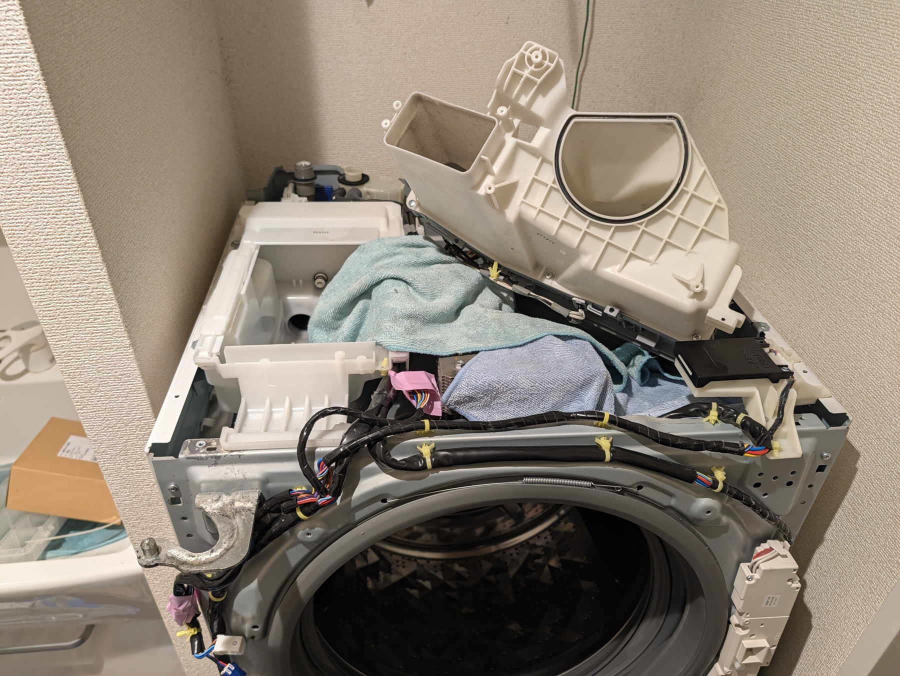 乾燥経路の部品を取り外して清掃を進めている様子