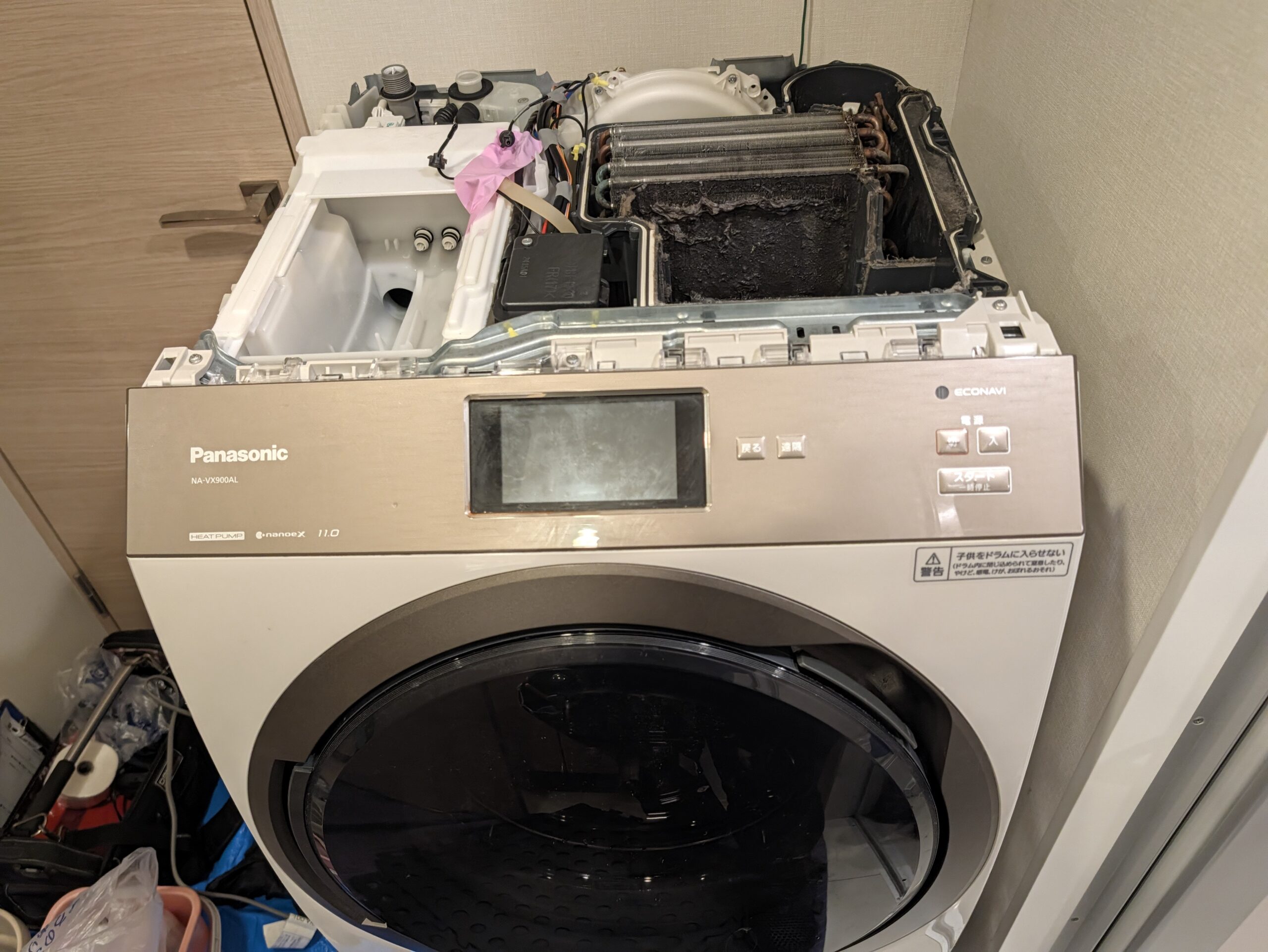 天板を外したNA-VX900ALの正面と、上部の熱交換器まわりに付着したホコリ