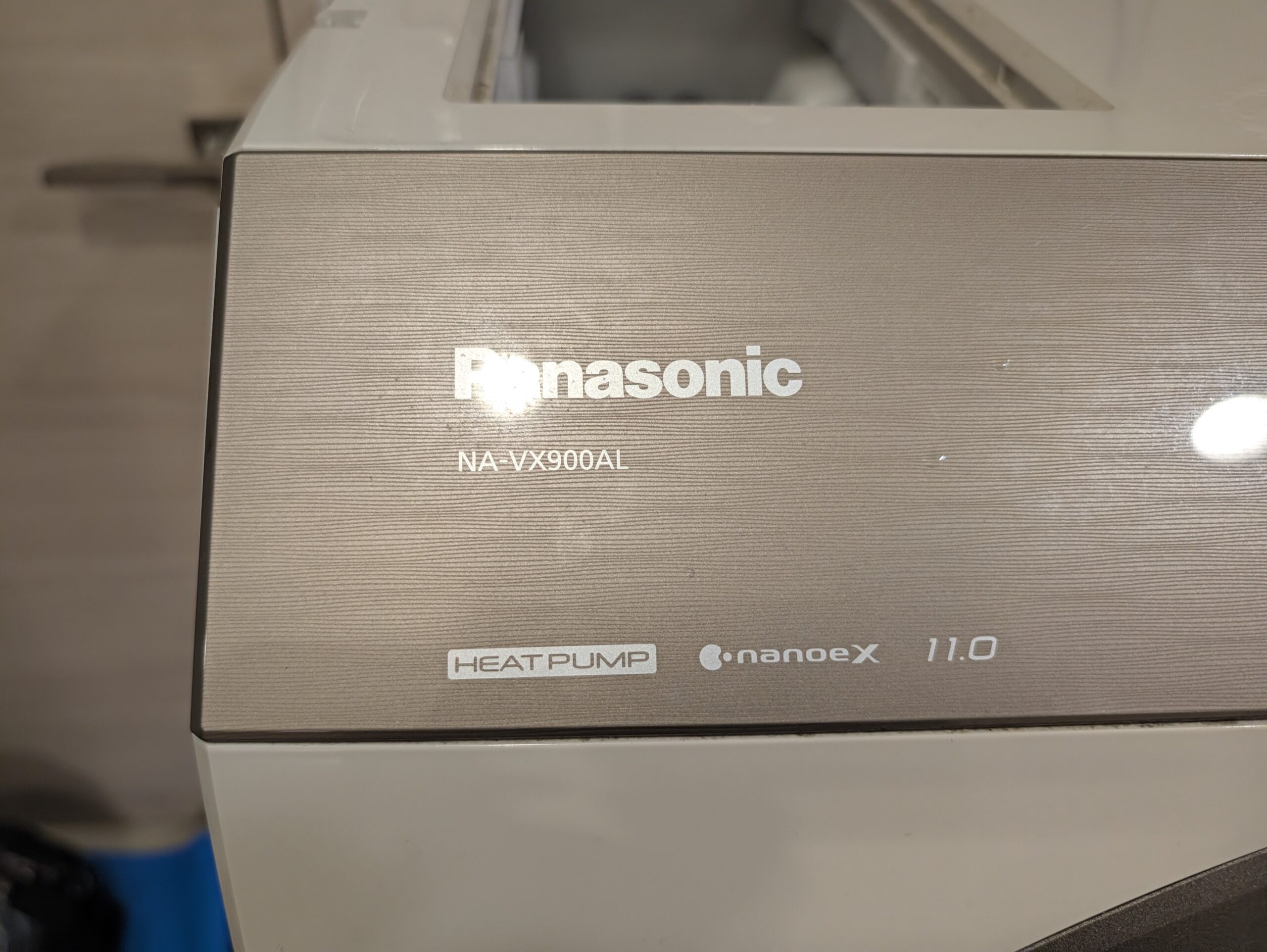 本体に記載されたPanasonic NA-VX900ALの機種名